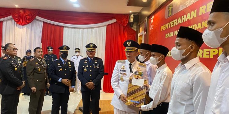 Kado Kemerdekaan Untuk Napi, Lapas Cikarang Serahkan Remisi Umum HUT RI Ke-77